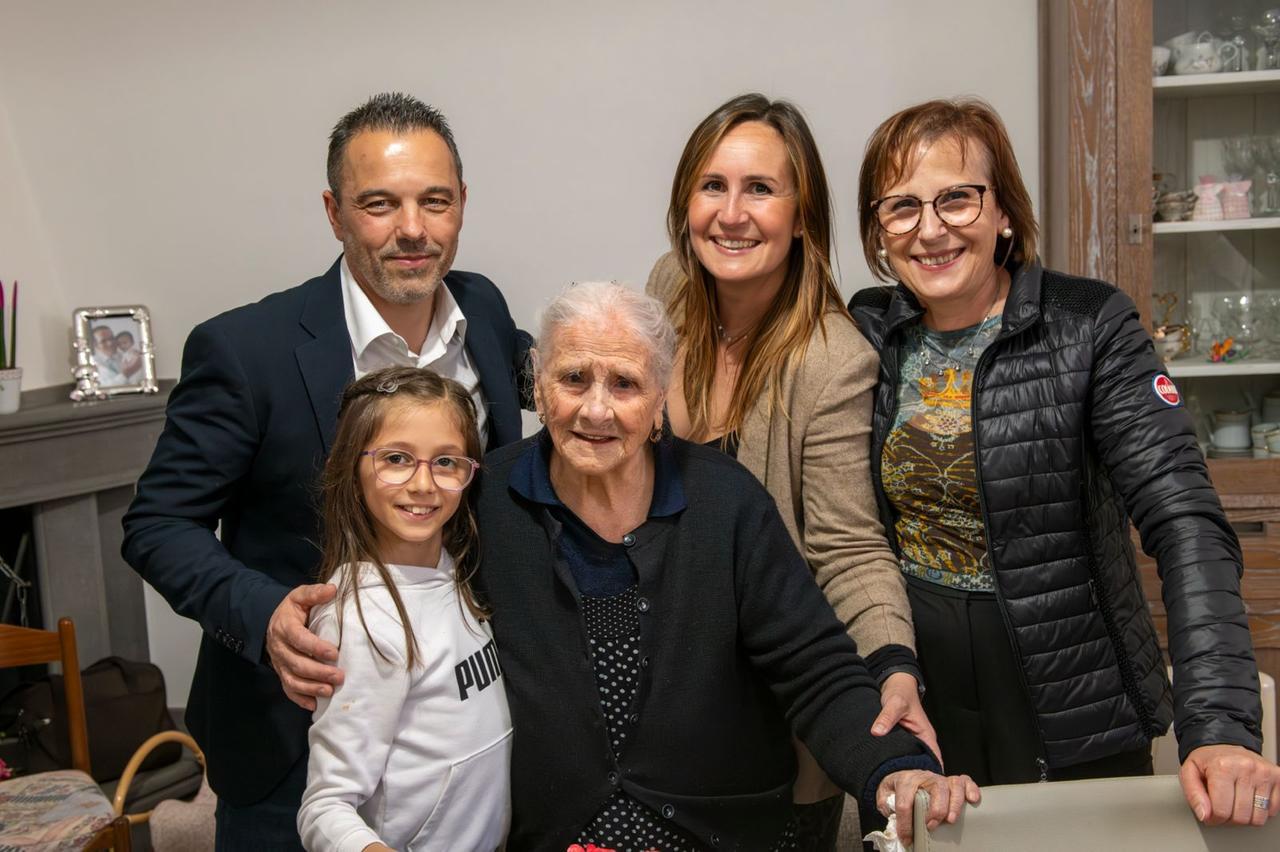 Un secolo da pilastro della famiglia: il paese festeggia una nuova centenaria