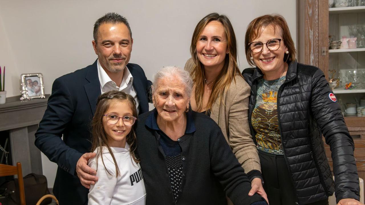 Un secolo da pilastro della famiglia: il paese festeggia una nuova centenaria