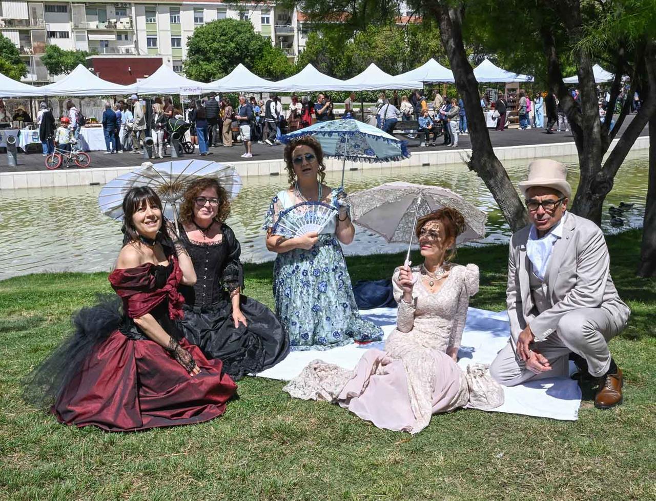 Dame vittoriane, picnic e bassotti: migliaia di persone invadono il Parco della Musica per la Grande Jatte