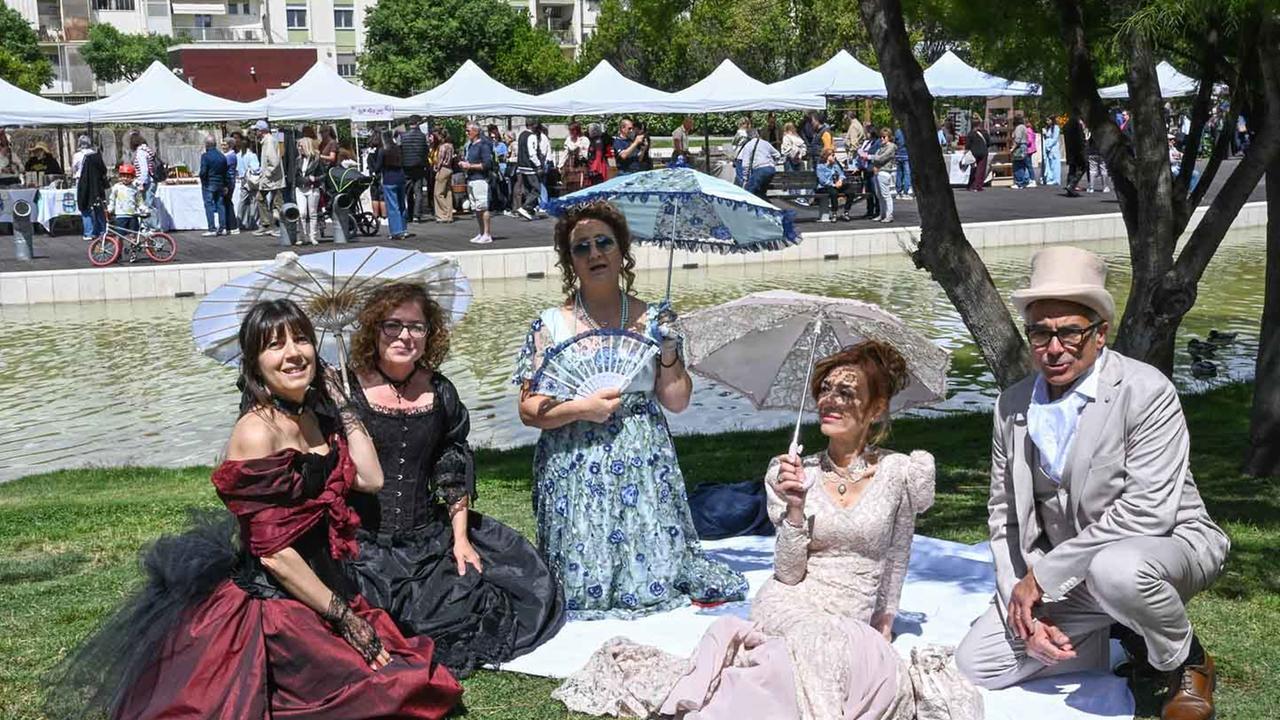 Dame vittoriane, picnic e bassotti: migliaia di persone invadono il Parco della Musica per la Grande Jatte