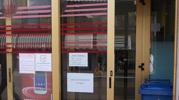 Bandito prende una cliente in ostaggio