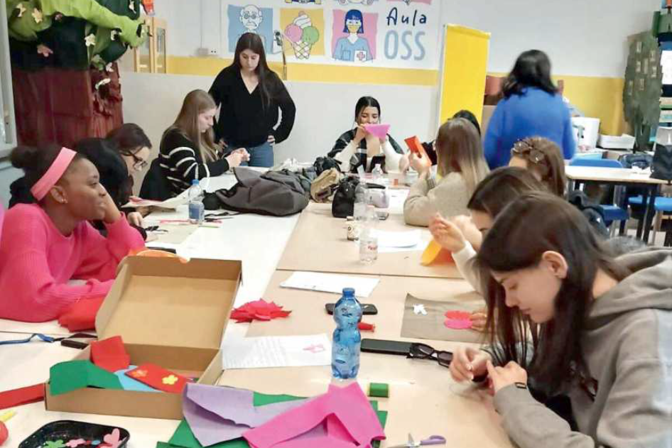 L’arte in un filo che cuce: all’Einaudi di Ferrara l’incontro tra due generazioni
