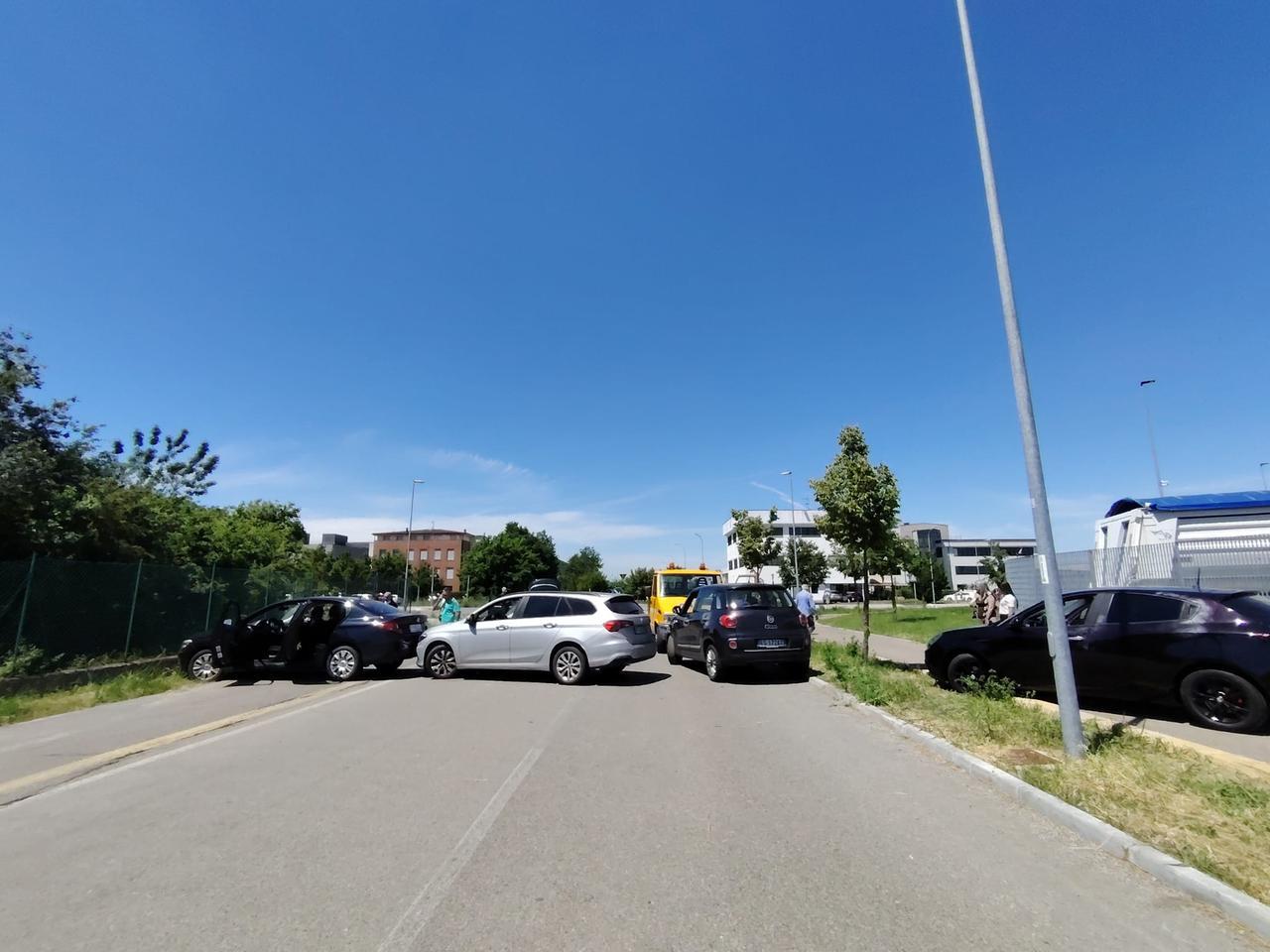 Assalto ai magazzini Snatt, nel bottino abiti firmati: chiodi in strada e auto rubate per bloccare gli accessi