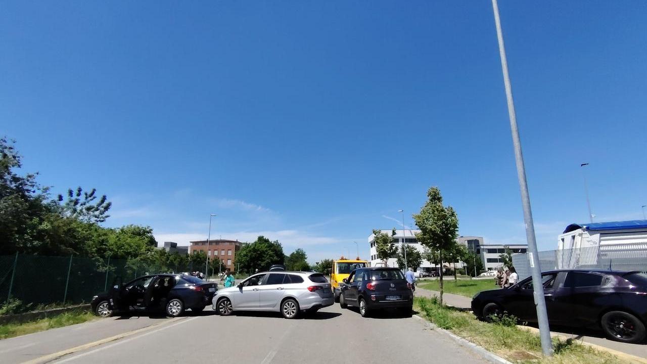 Assalto ai magazzini Snatt, nel bottino abiti firmati: chiodi in strada e auto rubate per bloccare gli accessi