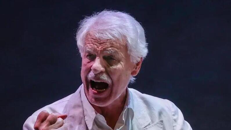 L’attore Michele Placido recita in un’opera di Pirandello