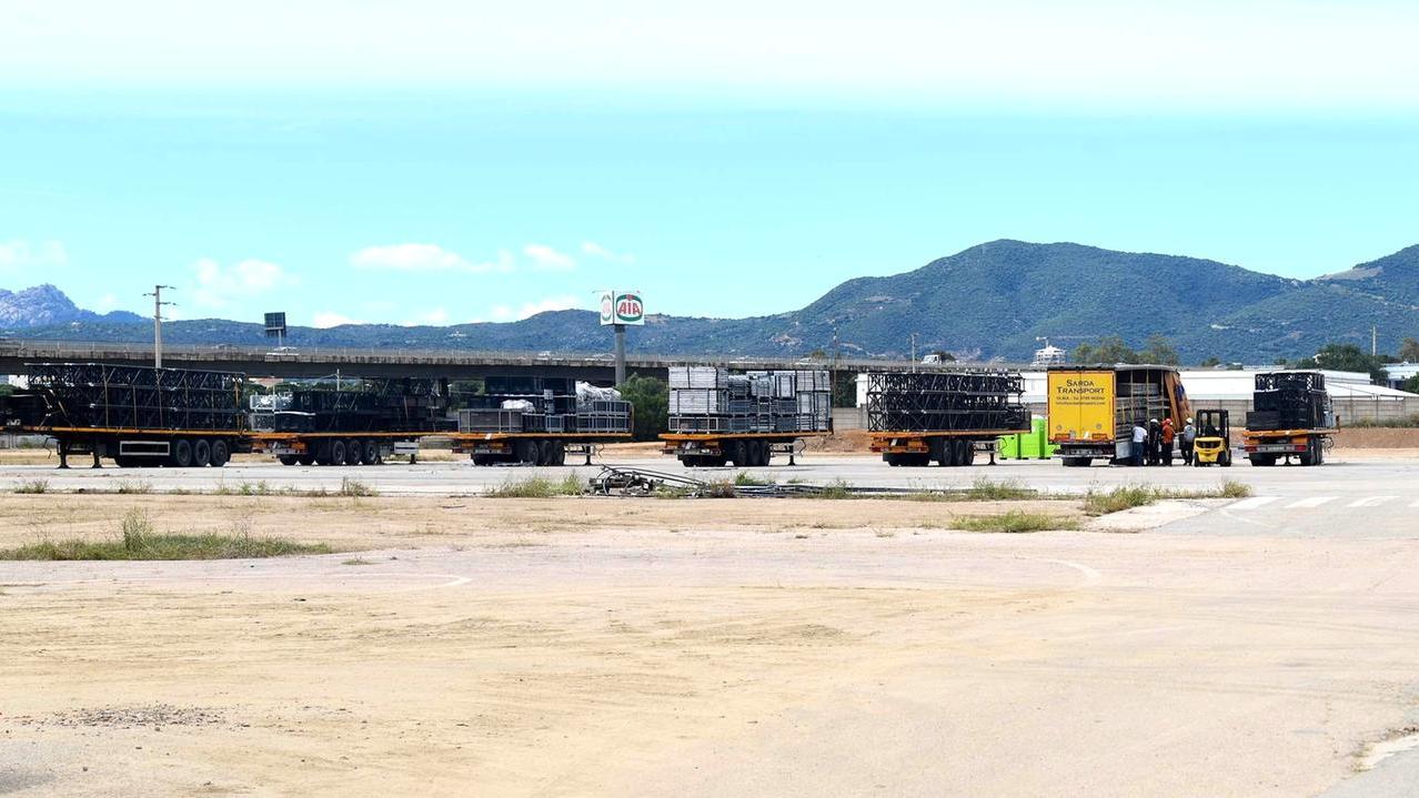 Cresce l’attesa per Vasco Rossi: alla Olbia Arena arrivano i tir con il palco