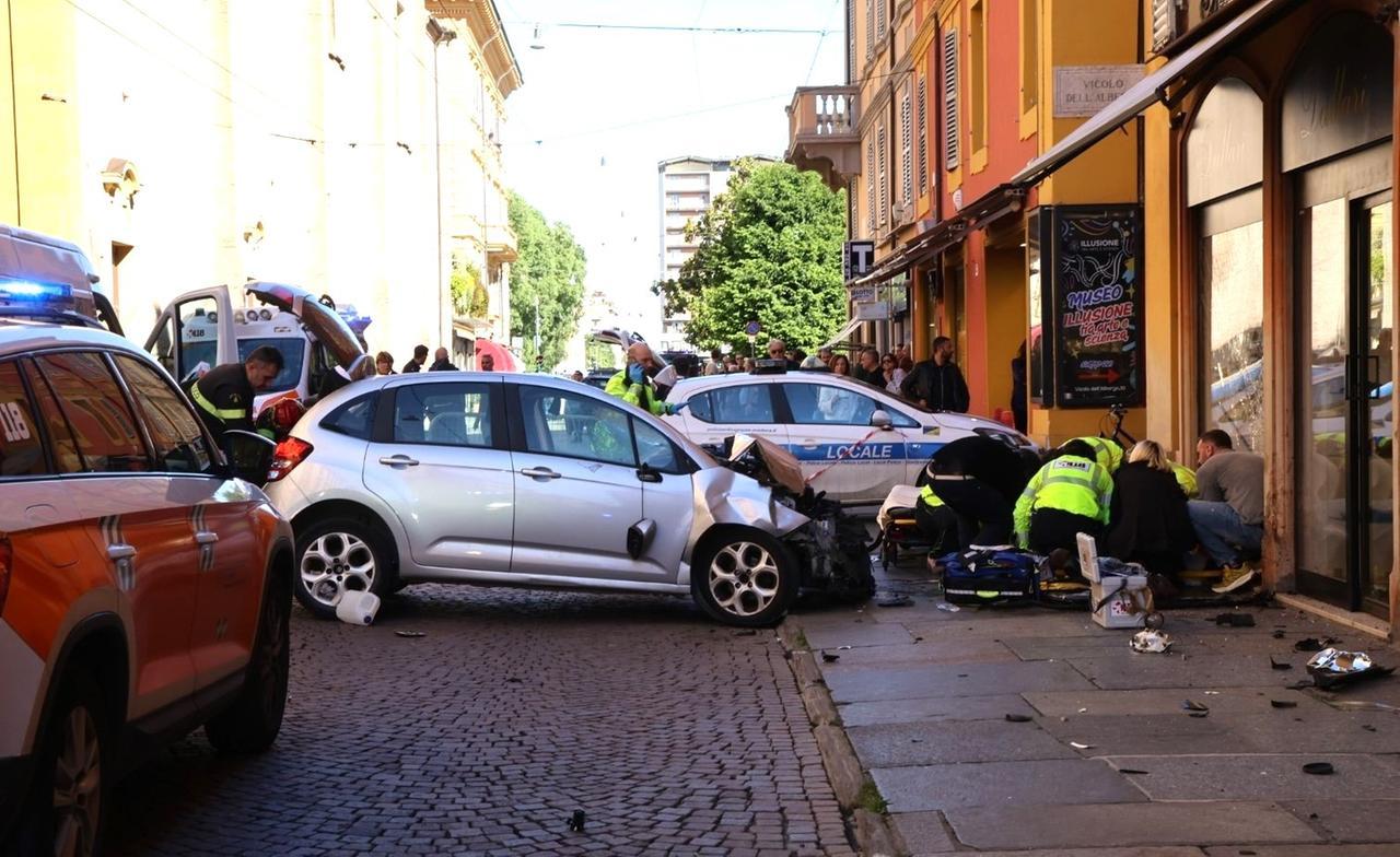 
	I soccorsi alla donna schiacciata contro la vetrina (foto di Luigi Esposito)

