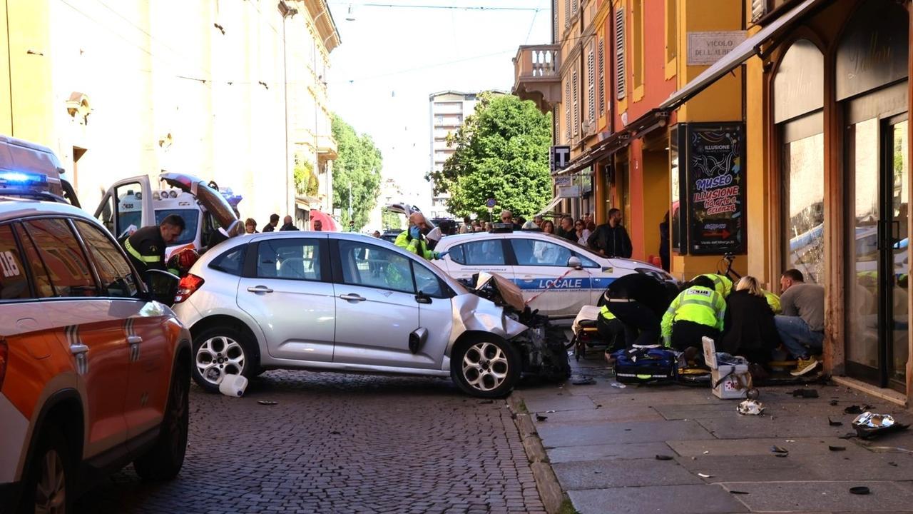 I soccorsi alla donna schiacciata contro la vetrina (foto di Luigi Esposito)