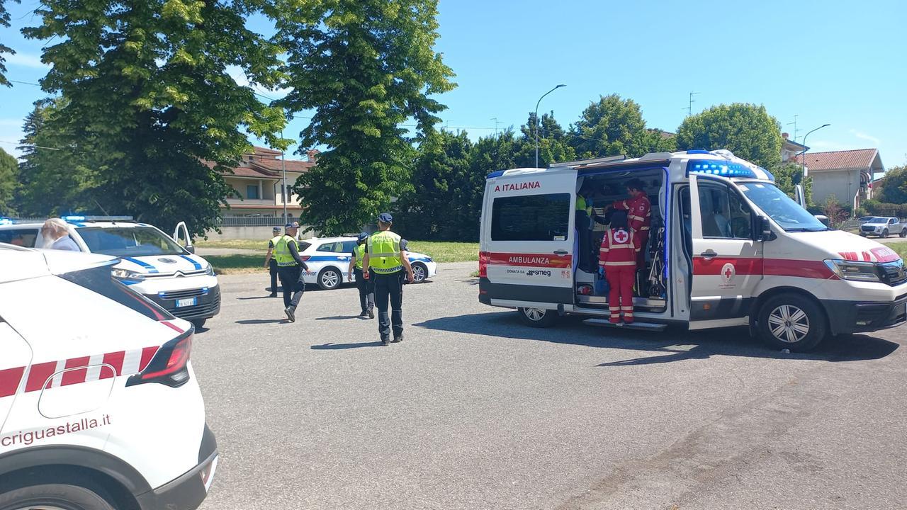 Si apre la portiera dell’auto in sosta e centra un ciclista: 35enne finisce in ospedale