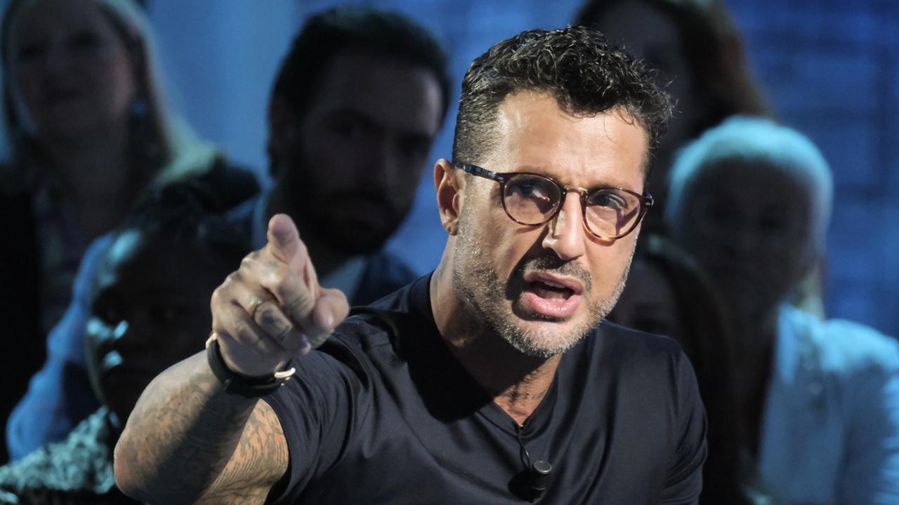 Diffamazione, Fabrizio Corona sarà a Palazzo Chigi per un faccia a faccia con Giorgia Meloni: ecco perché