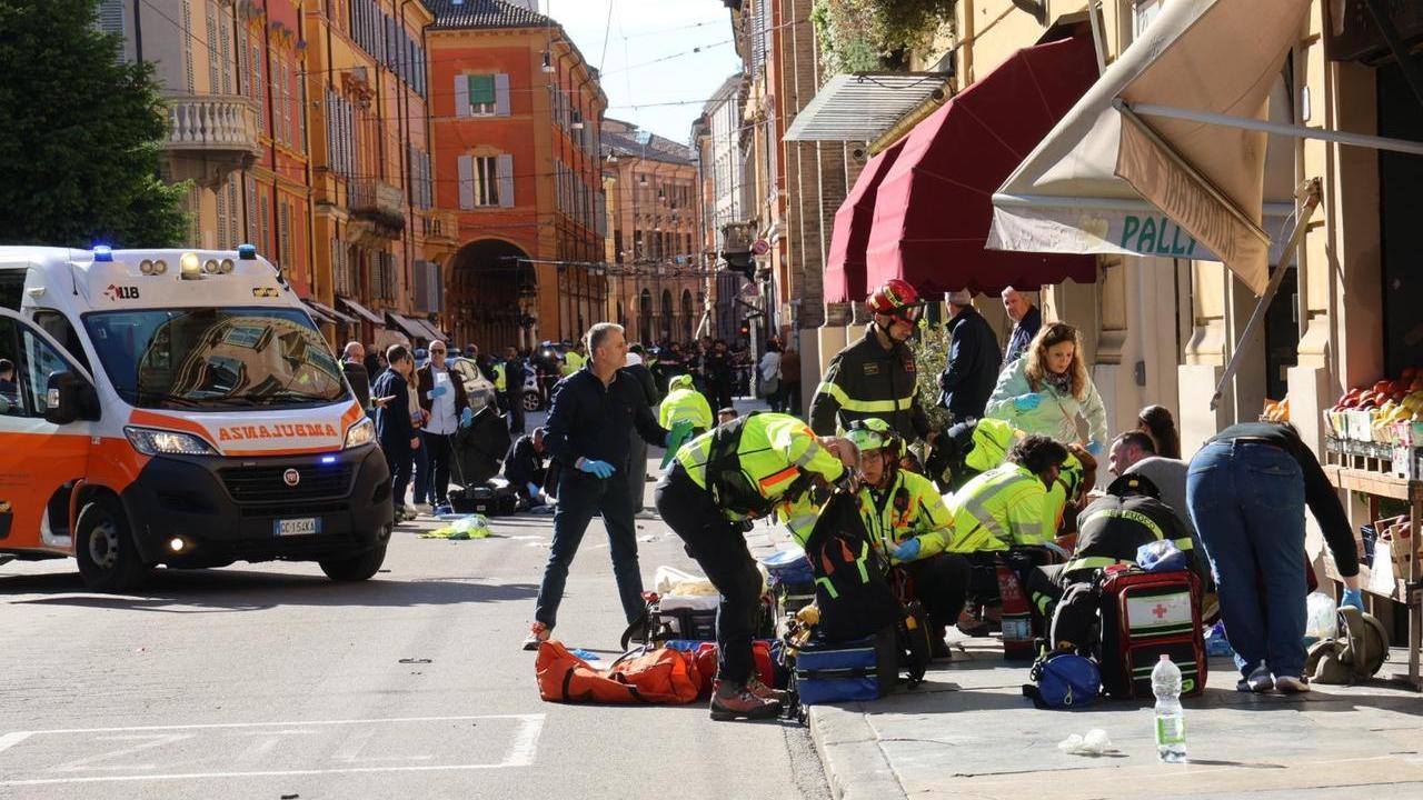 I soccorsi in via Emilia Centro (foto di Luigi Esposito)
