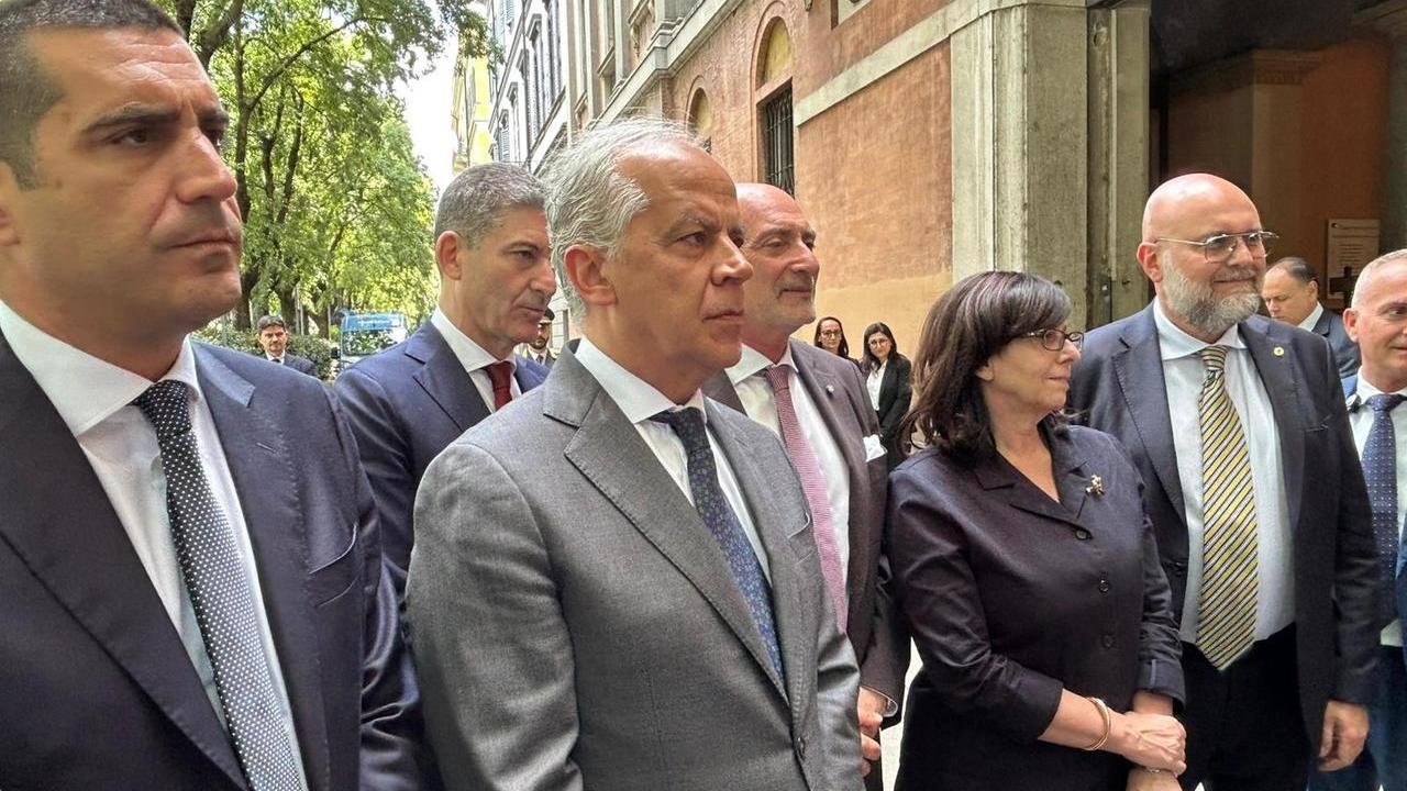 Piantedosi a Modena: «Attentato terroristico? No, pare disagio psichiatrico di El Koudri»