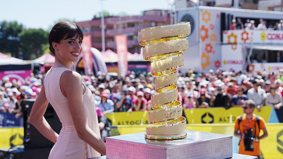 Il trofeo del Giro d’Italia esposto al “Villaggio rosa” che si muove con la carovana