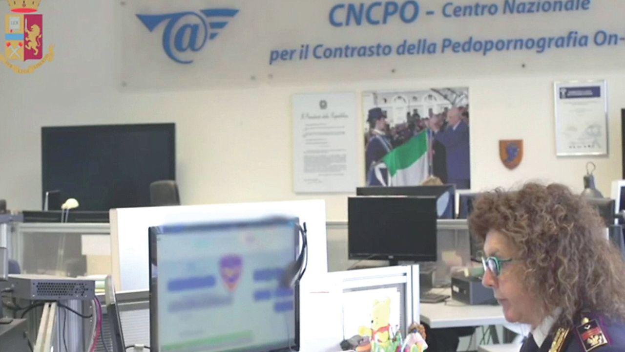 Un 'agente della polizia postale (foto d'archivio)