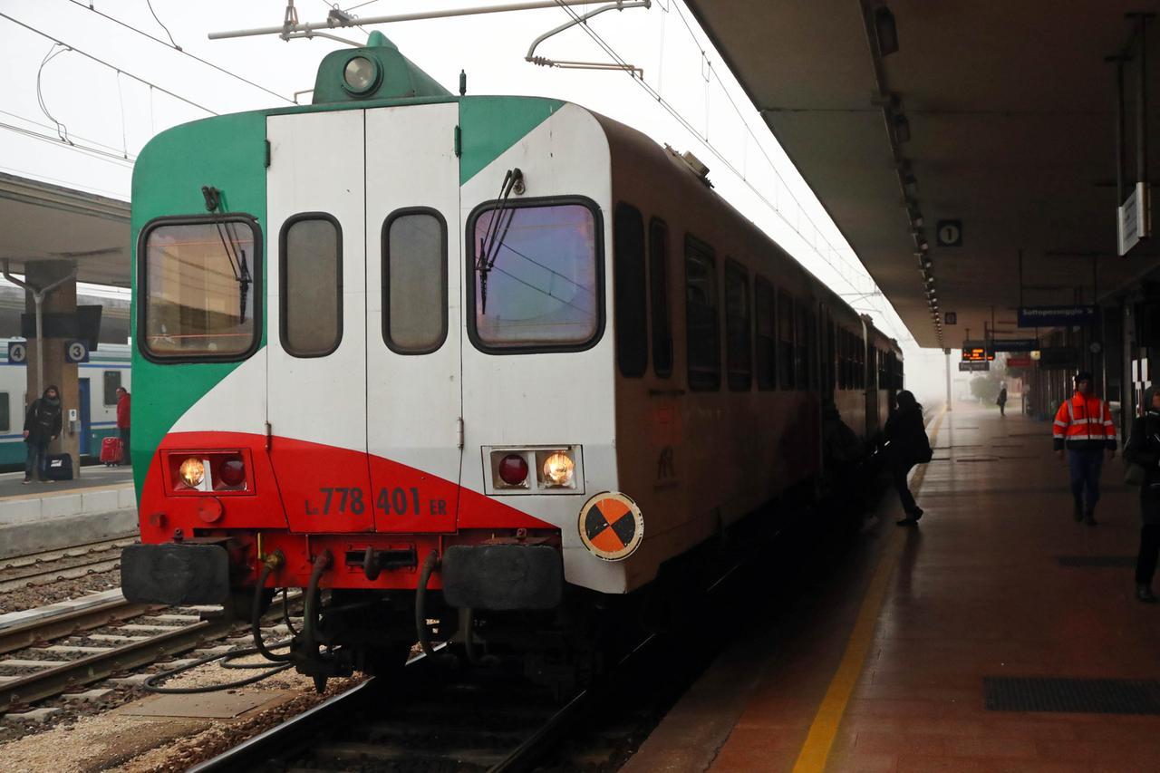 Trova le porte del treno chiuse e prova ad entrare dal finestrino: circolazione in tilt a Ferrara