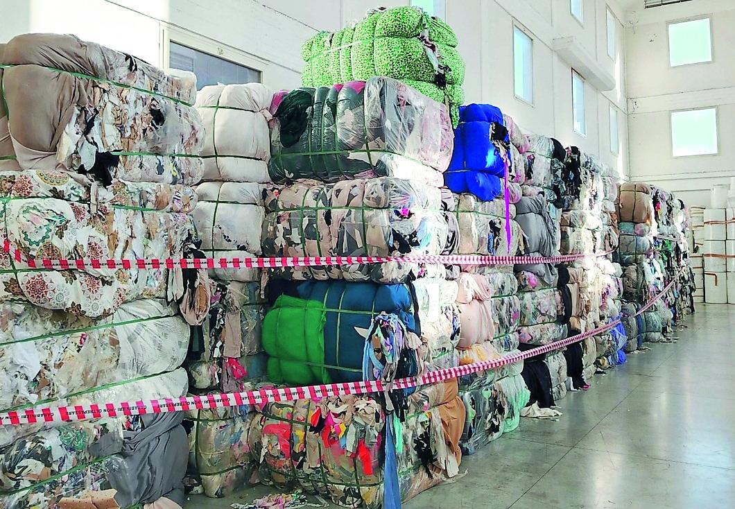 Prato, scarti tessili smaltiti illegalmente: rimosse più di 600 tonnellate