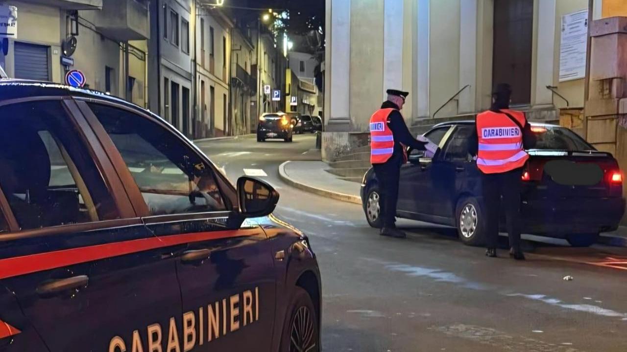 Fermato dai carabinieri con tasso alcolemico tre volte superiore al limite: scatta la denuncia e il sequestro del veicolo