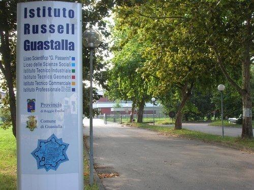 “Solo per una notte”: la grande reunion degli ex studenti dell’istituto Russell