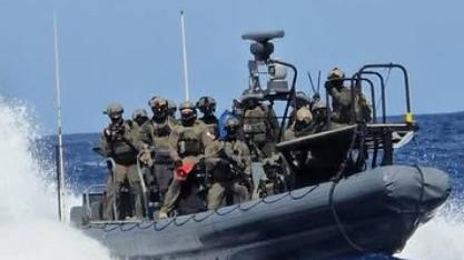 Un gommone della Marina israeliana impegnata nell'abbordaggio della Global Sumud Flotilla