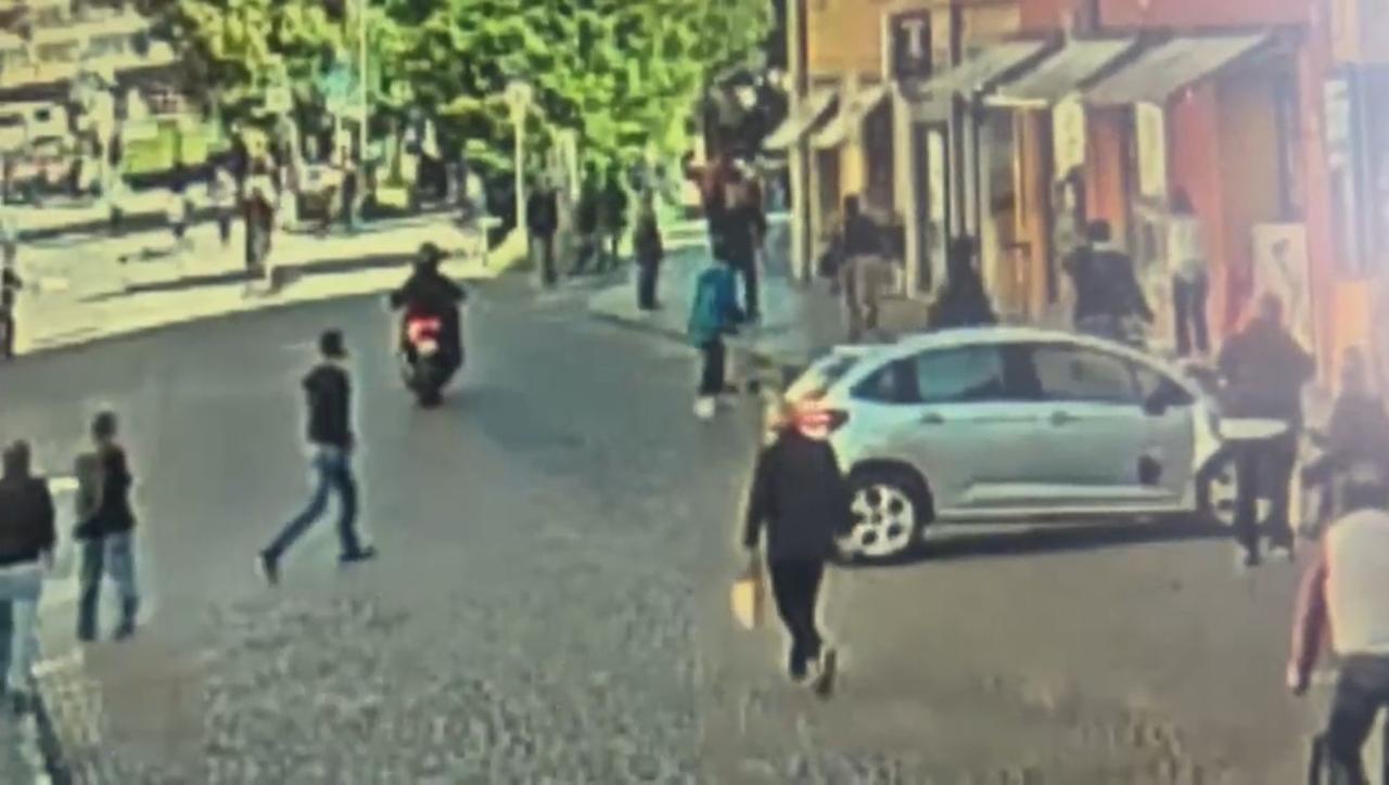 «Cerco il ragazzo che mi ha salvata, l’auto arrivava e lui mi ha spinto via»
