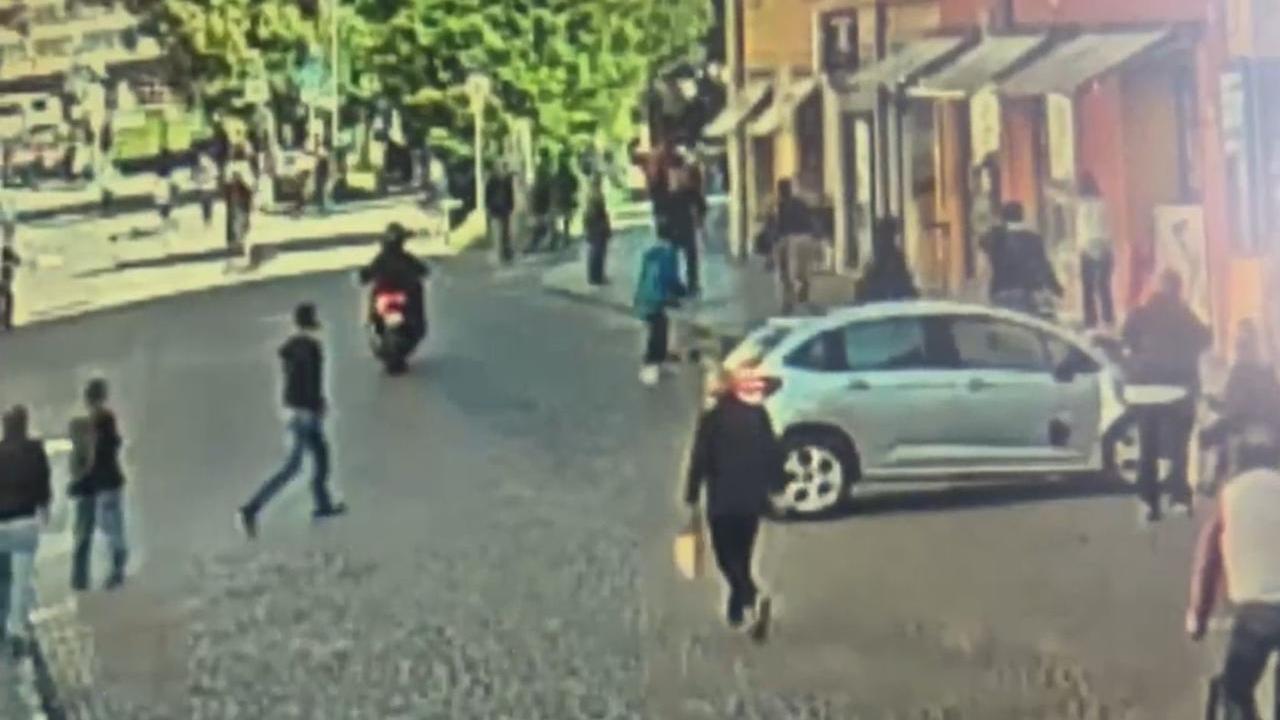 «Cerco il ragazzo che mi ha salvata, l’auto arrivava e lui mi ha spinto via»