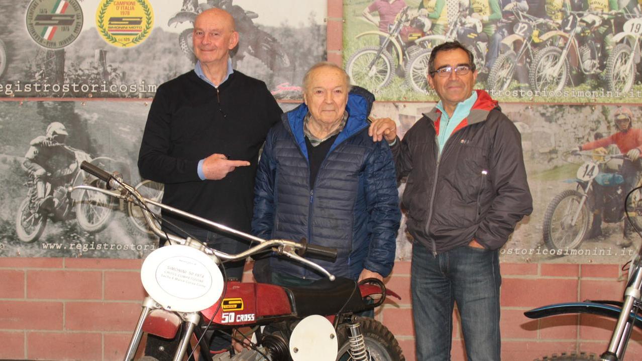 Enzo Simonini nella foto al centro