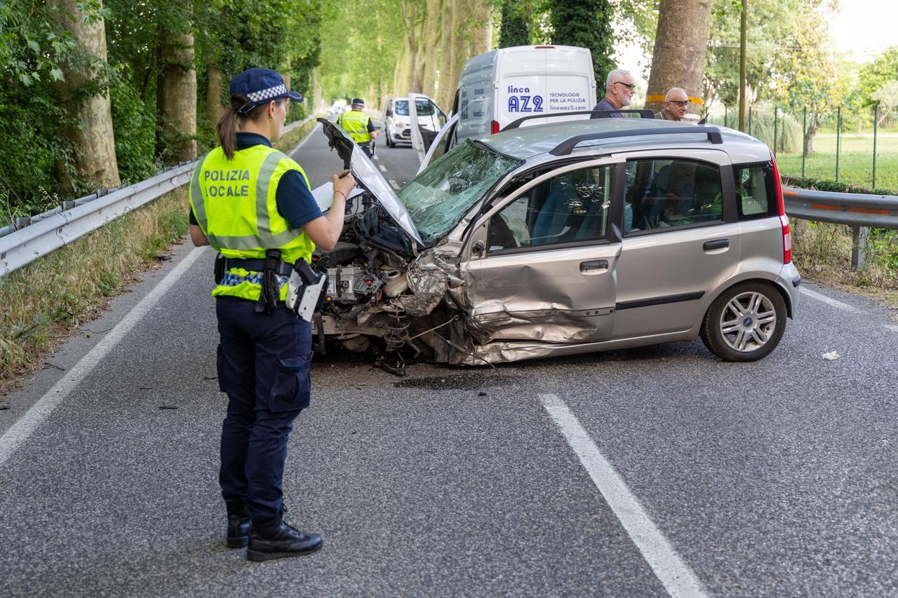 Incidente in via Pomposa a Ferrara: due feriti e traffico bloccato