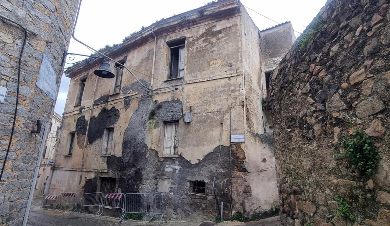Ruderi a rischio crollo e terreni pericolosi a Nuoro, arriva l’ordinanza del sindaco – le regole per i proprietari