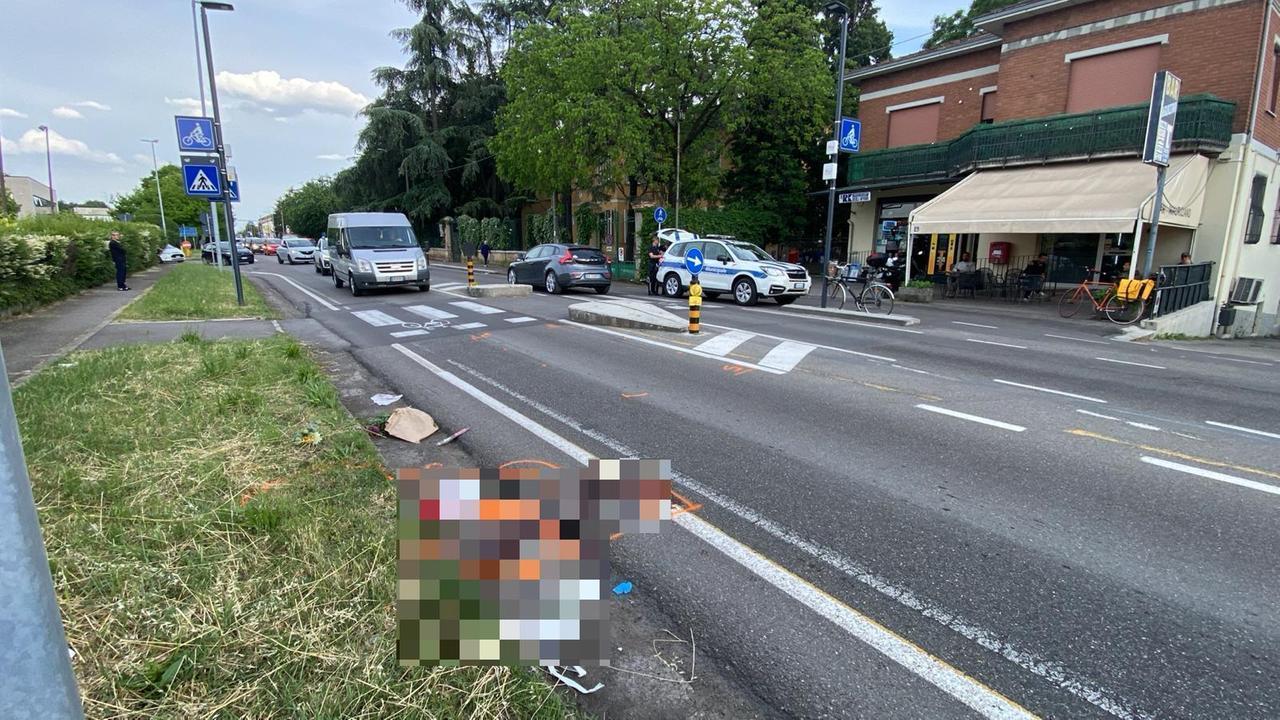 Reggio Emilia, ciclista investito da un’auto in via Pasteur: gravissimo. E’ ricoverato in rianimazione