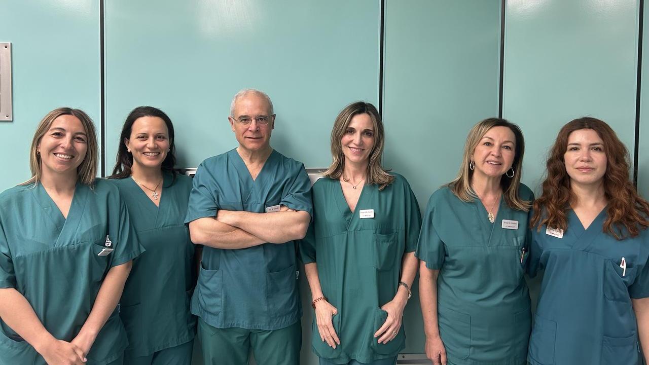Il team della Breast Unit dell'Aou di Sassari: da sinistra Claudia Piredda, Silvia Mulas, il direttore Alessandro Fancellu, Anna Maria Contini, Giuliana Giuliani e Laura Ariu