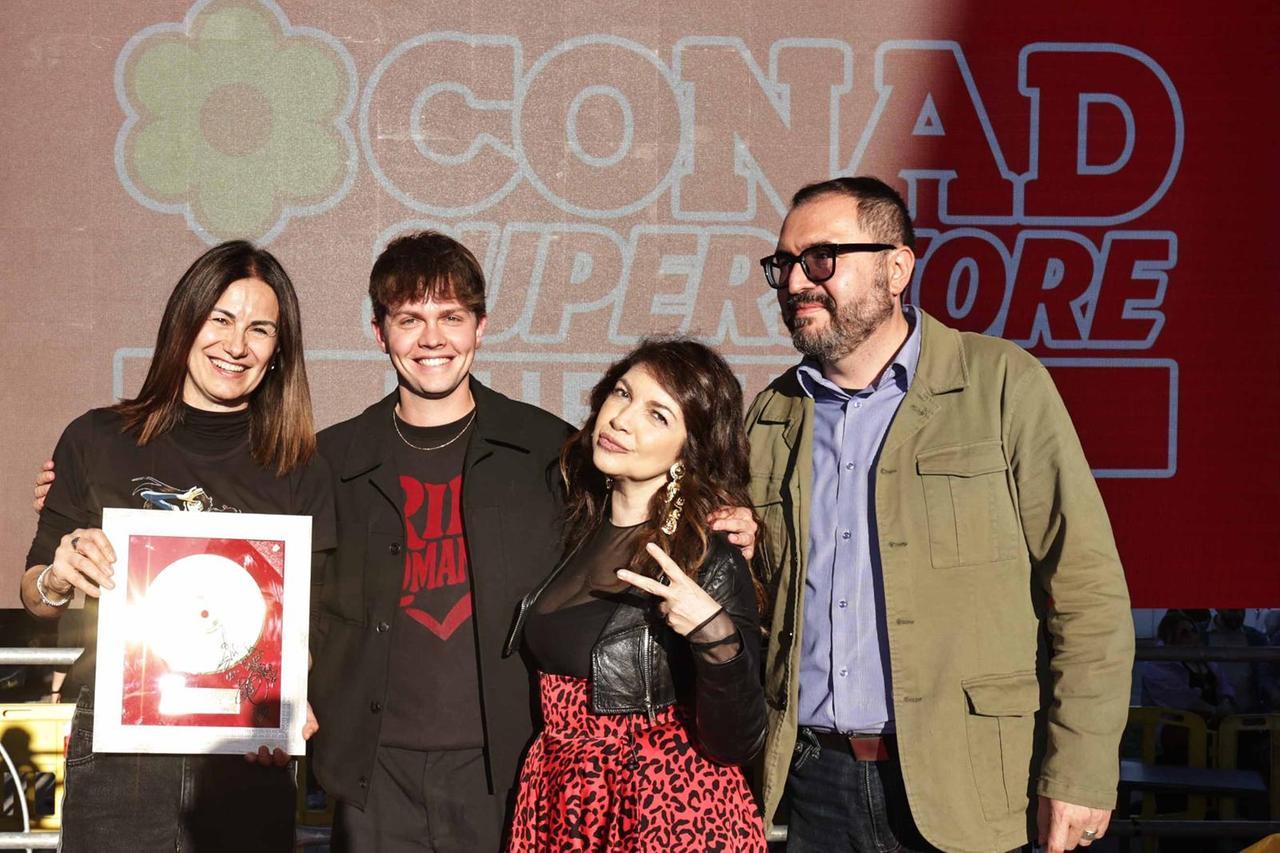 Cristina D’Avena fa il pieno di fan alla festa per i 10 anni del Conad di Rubiera