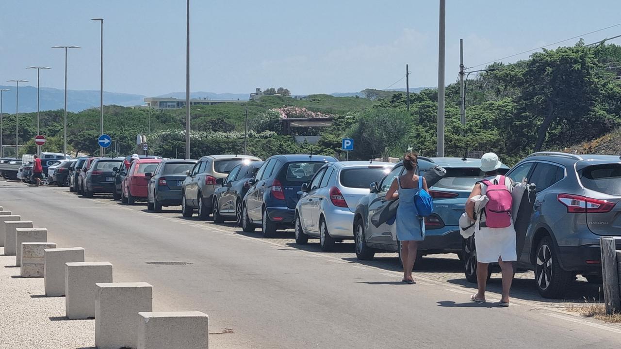 Platamona, il Comune di Sorso riattiva i parcheggi a pagamento nelle spiagge: ecco i costi