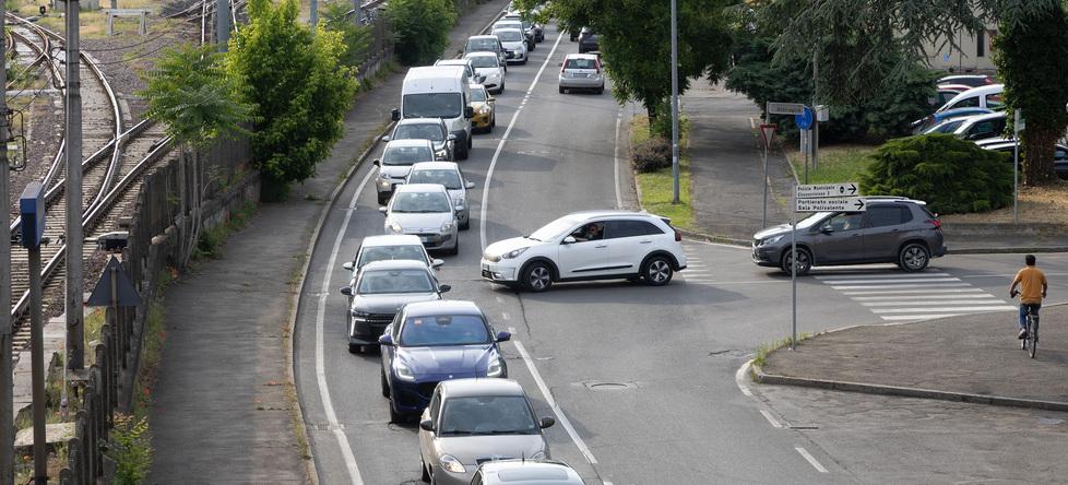Tangenziale chiusa, traffico in tilt: «Non arriva il cibo a scuola»