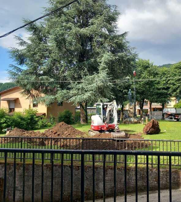 Fornoli, si amplia il parcheggio anche con il taglio di due alberi