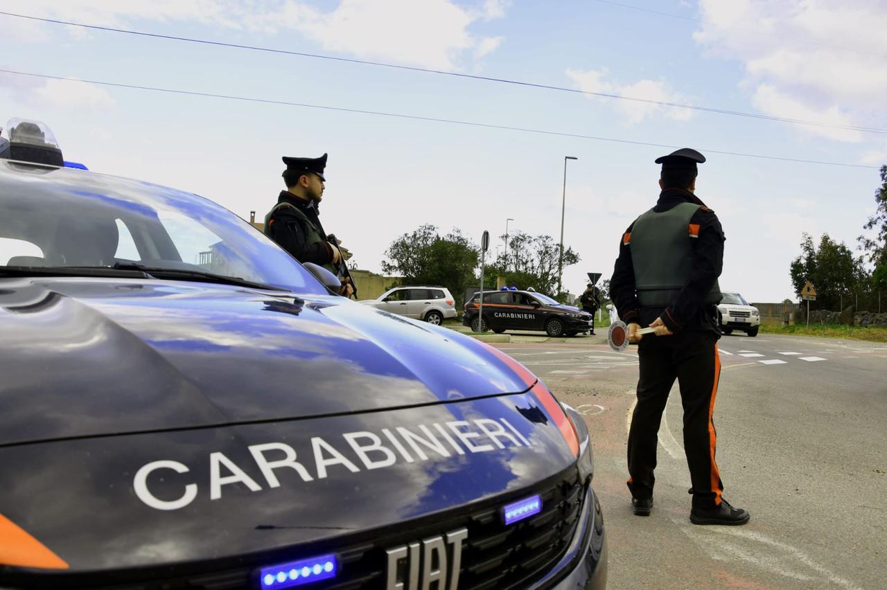 Nel terreno privato vecchi frigoriferi, pneumatici e auto da rottamare: per la discarica abusiva in 4 nei guai