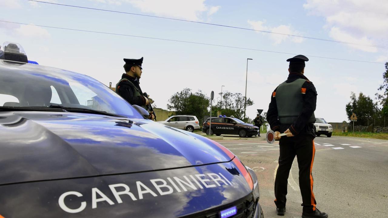 Nel terreno privato vecchi frigoriferi, pneumatici e auto da rottamare: per la discarica abusiva in 4 nei guai