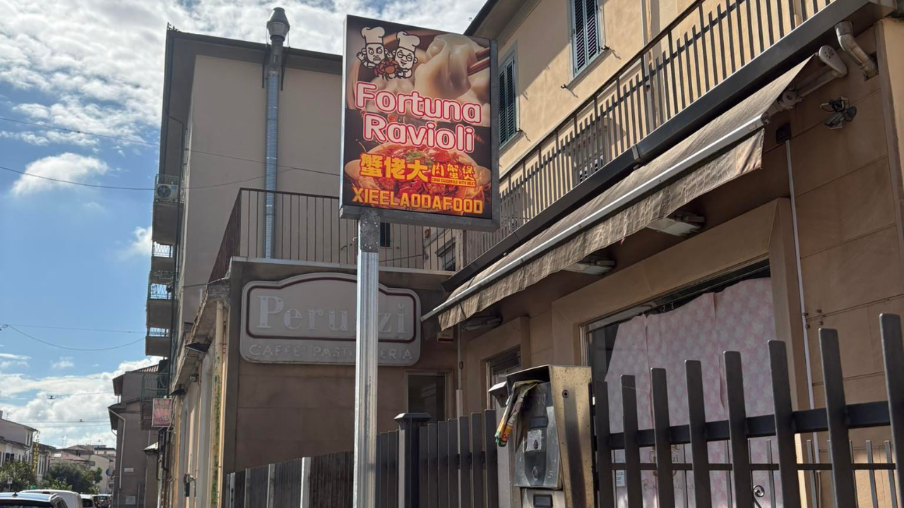 L'insegna del nuovo locale e dietro quello della Pasticceria Peruzzi