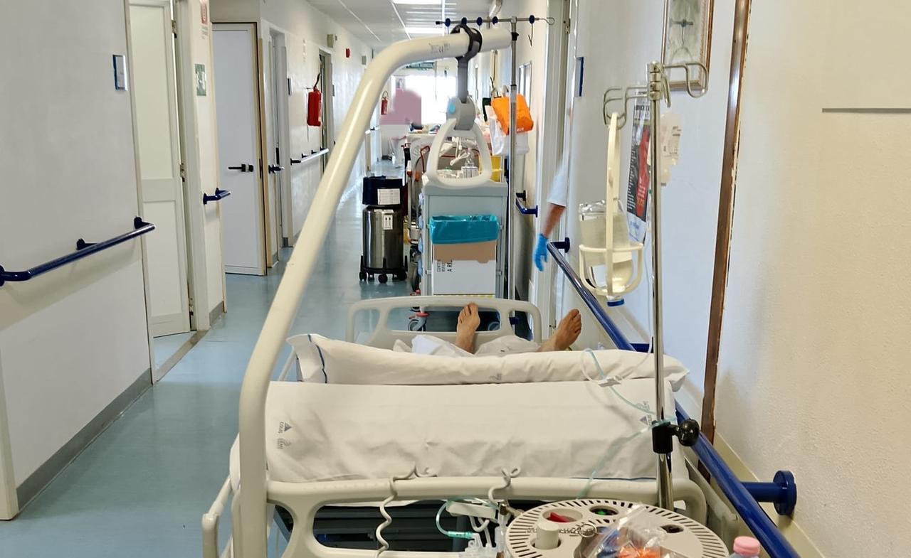 Pazienti ricoverati negli anditi e reparto al collasso, al San Francesco di Nuoro scoppia il caso Geriatria