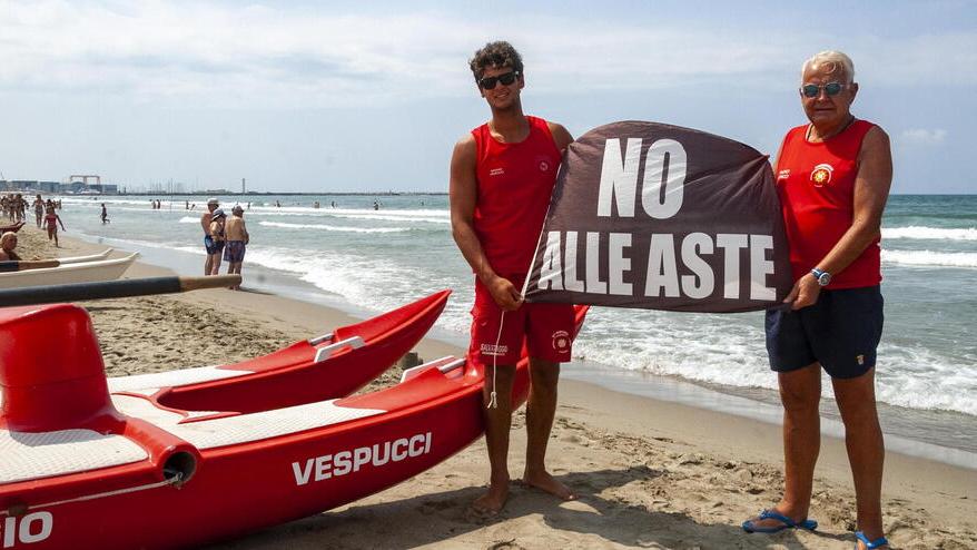 Uno striscione contro le “aste” al bagno Vespucci di Carlo Monti (a destra)