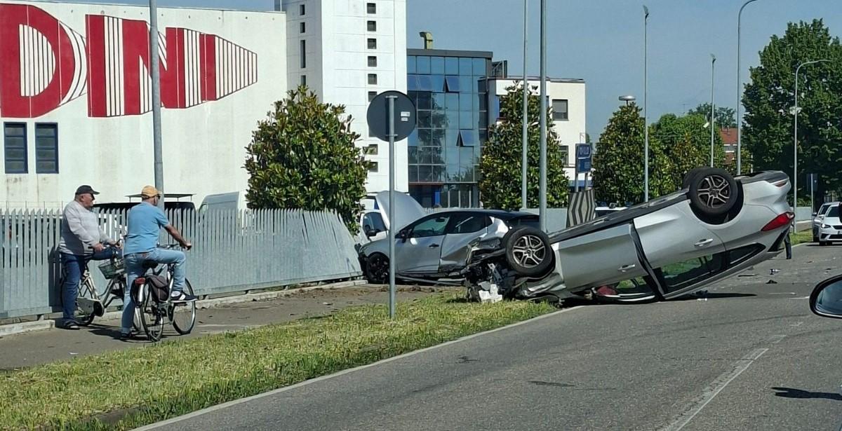 Arrestato l’uomo in fuga dopo lo scippo: con l’auto rapinata il giorno prima ha tentato anche di investire un carabiniere
