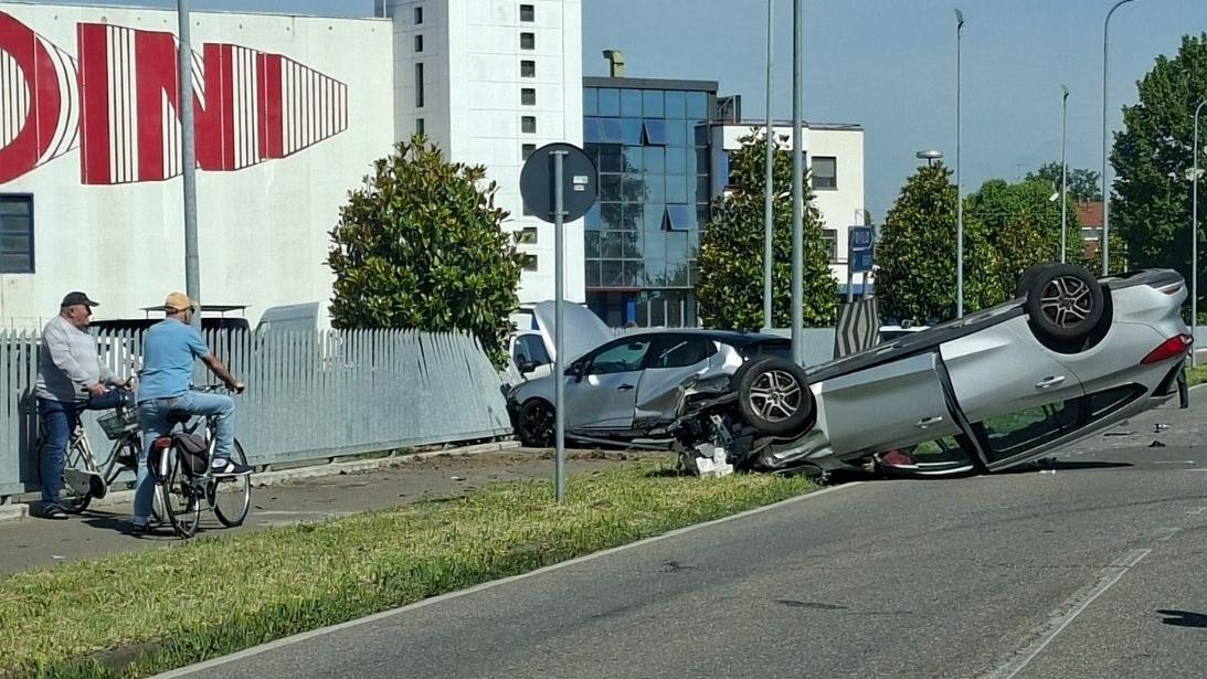 Arrestato l’uomo in fuga dopo lo scippo: con l’auto rapinata il giorno prima ha tentato anche di investire un carabiniere