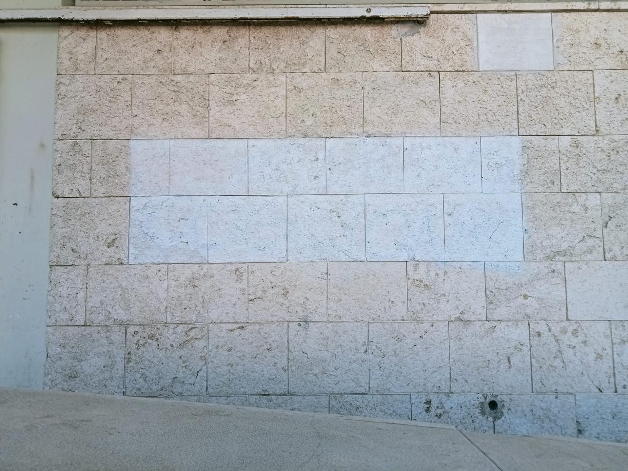 Porto Torres, su un muro del municipio una scritta offensiva contro il sindaco