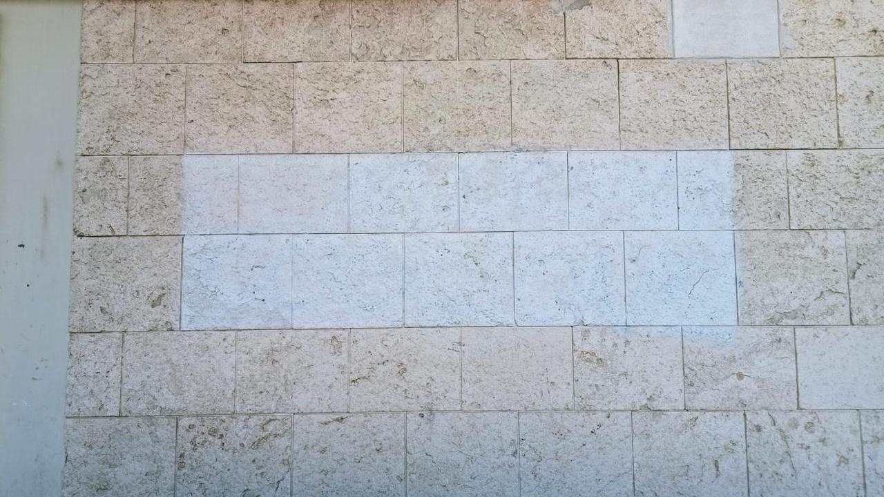 Porto Torres, su un muro del municipio una scritta offensiva contro il sindaco