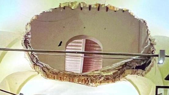 La volta crollata sotto il pavimento della sala dove stavano ballando gli invitati
