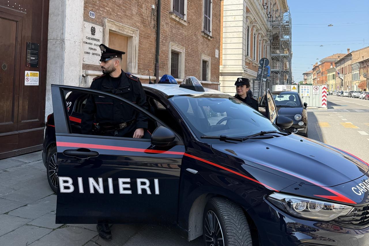 Ferrara, tenta di superare le casse con la refurtiva e fuggire: denunciato un 44enne