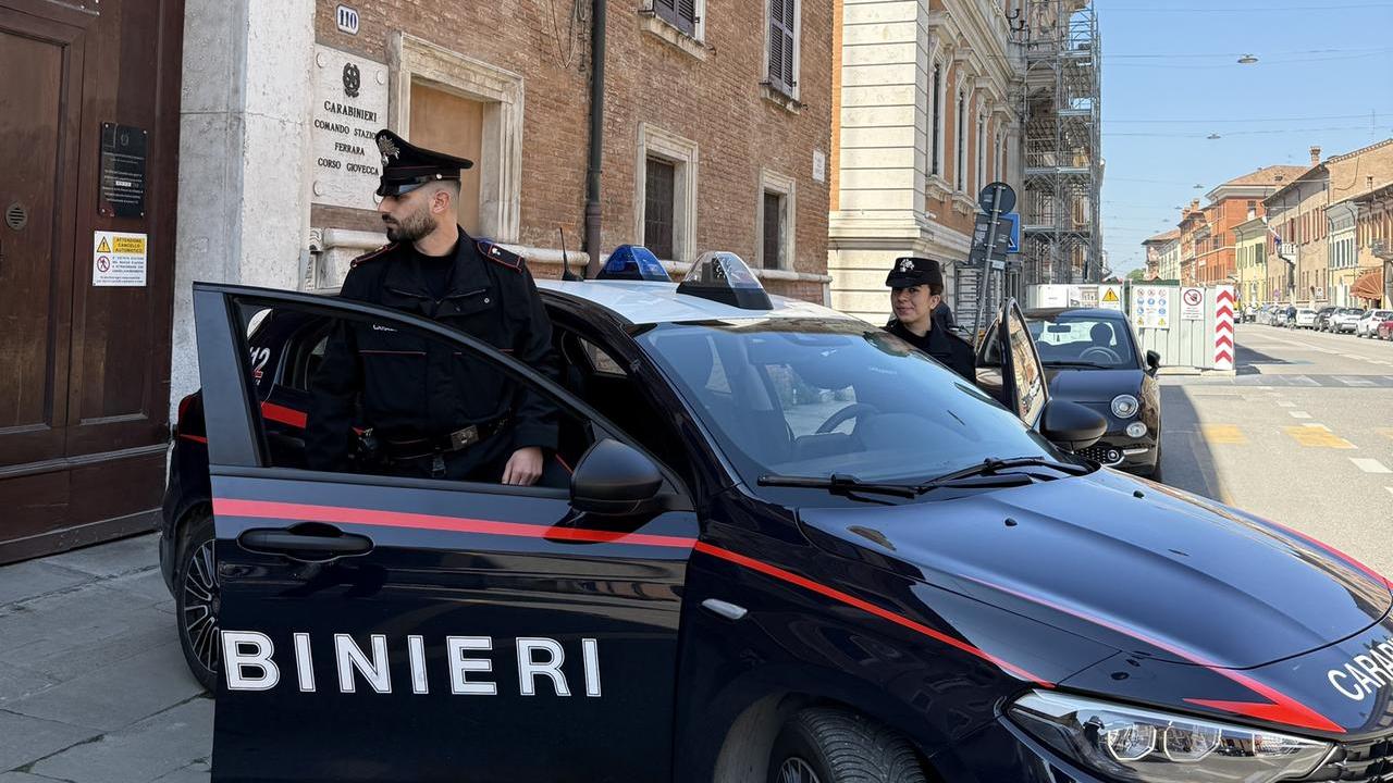 Ferrara, tenta di superare le casse con la refurtiva e fuggire: denunciato un 44enne