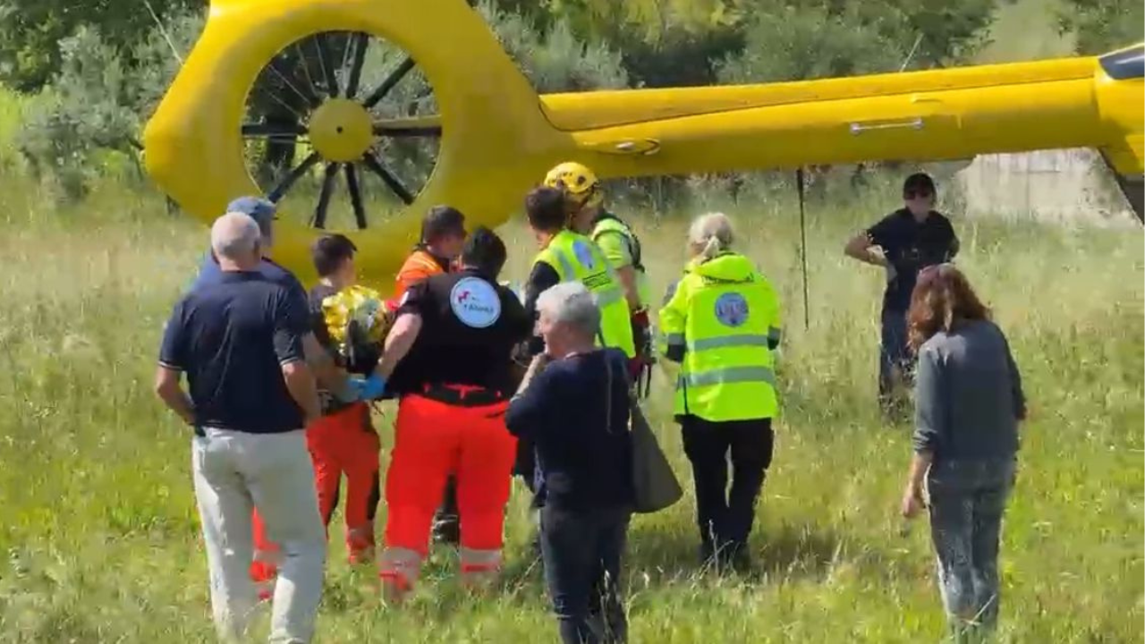 L'uomo viene trasportato sul Pegaso