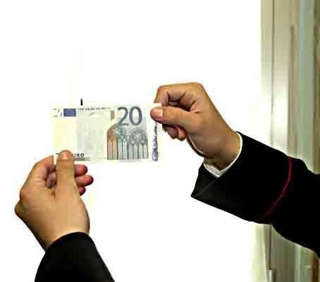 Fa la spesa e tenta di pagare con banconote false: denunciata 26enne