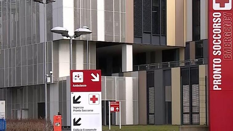 Lucca, ubriaco prese a calci un infermiere: condannato a risarcirlo