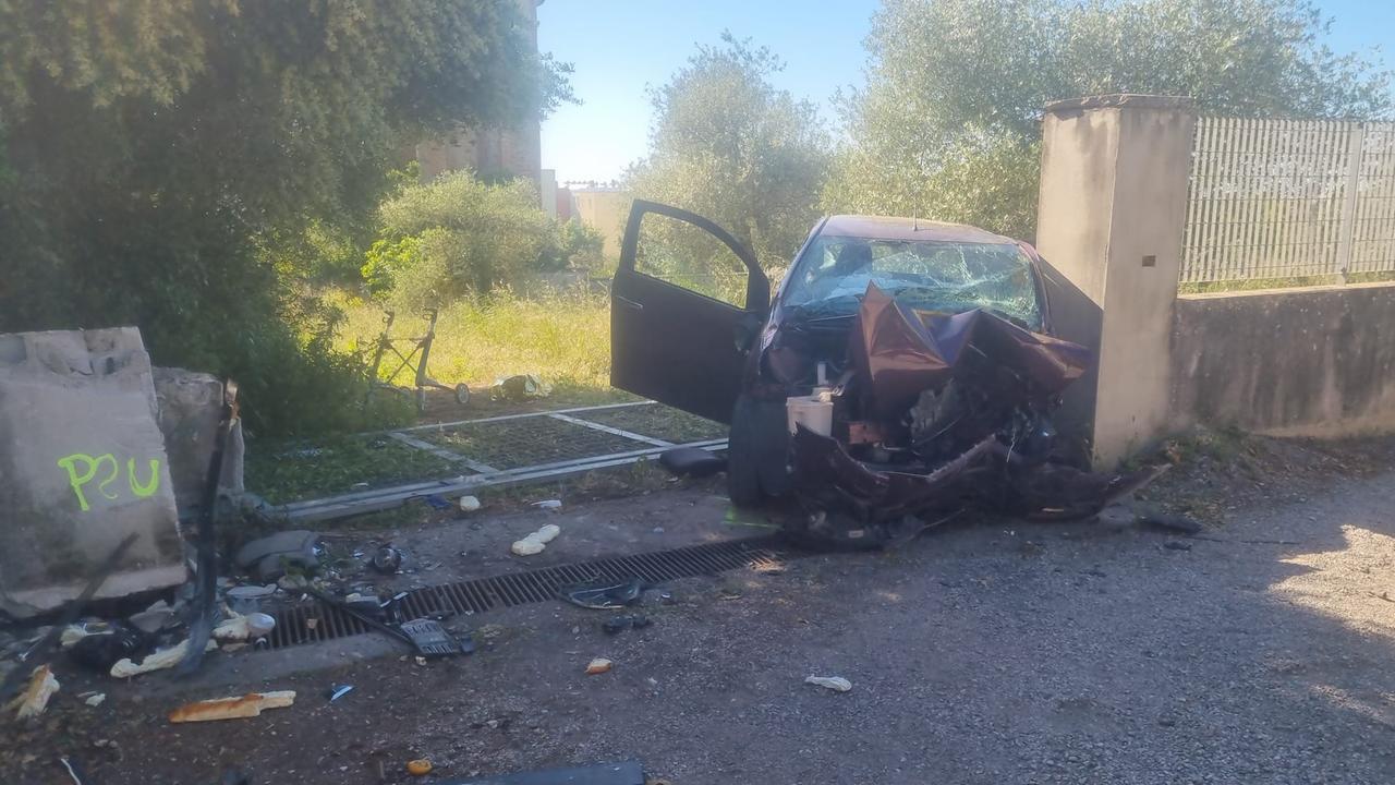 Tragedia a Sassari, perde il controllo dell’auto e si schianta contro un muro: muore una donna